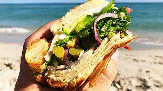 Un día de playa en Las Canteras: opciones «take away» para disfrutar junto al mar