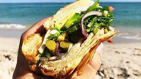 Un día de playa en Las Canteras: opciones «take away» para disfrutar junto al mar