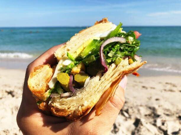 Un día de playa en Las Canteras: opciones «take away» para disfrutar junto al mar