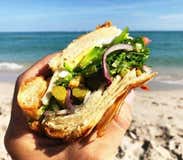 Un día de playa en Las Canteras: opciones «take away» para disfrutar junto al mar