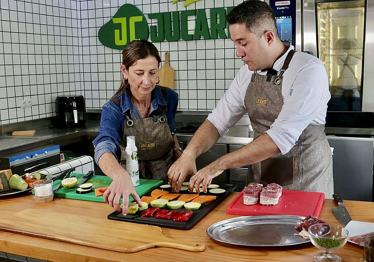 Solomillo ibérico albardado con verduras: la receta que cocinamos en Jucarne con el chef Juan Santiago
