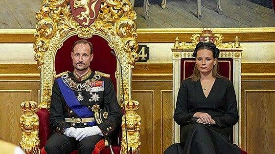 El rey Haakon VIII llevará en solitario el peso de la Corona noruega