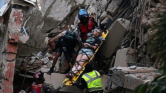 Un fuerte terremoto de 7,5 derriba edificios y lleva el pánico a Venezuela