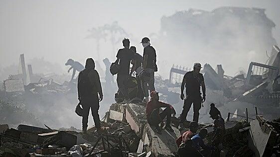Venezuela busca sin descanso a 50.000 personas enterradas bajo los escombros