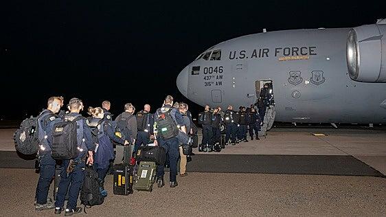 Estados Unidos despliega ya su músculo militar y financiero para auxiliar a Venezuela
