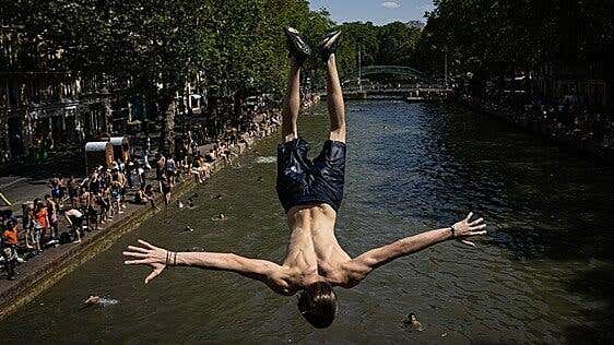 París habilita el canal de Saint-Martin para combatir las altas temperaturas: «El agua está sucia, pero hace mucho calor»