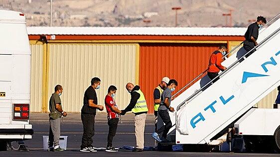 El Supremo avala cautelarmente las deportaciones de Trump a terceros países