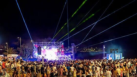 La Noche de San Juan congrega a más de 7.000 asistentes en Playa del Inglés