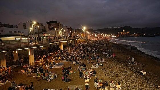 Lo que no se ve de la noche de San Juan: 10.000 kilos de residuos en Las Canteras