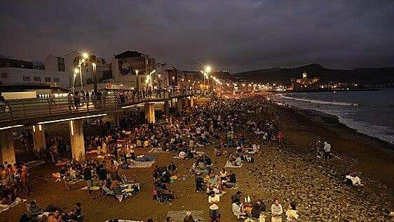 Lo que no se ve de la noche de San Juan: 10.000 kilos de residuos en Las Canteras