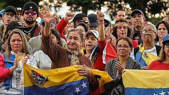 Unos 80.000 venezolanos afincados en Canarias, pendientes de los estragos de los terremotos