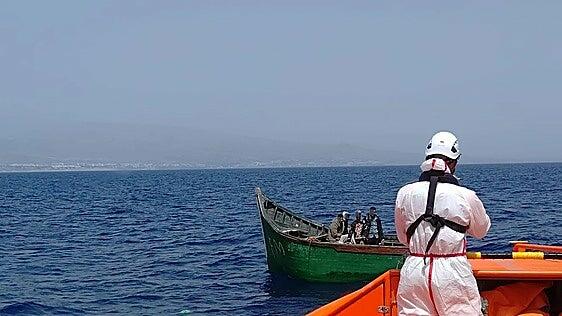 Rescatado un pesquero robado de Marruecos a más de 100 kilómetros de Lanzarote