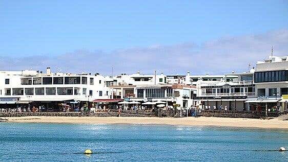 Baño autorizado en la playa del pueblo de Playa Blanca