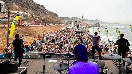 El Festival Costa Norte de Moya arranca con deporte, inclusión y música para miles de personas junto al mar