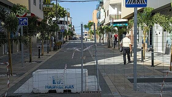 La calle principal de El Tablero reabre entre vallas de obra y a media luz