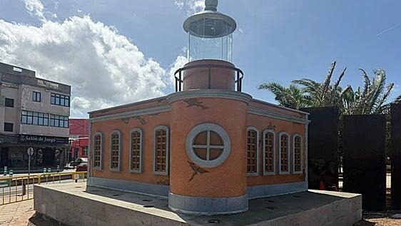 Gáldar instala una reproducción del Faro de Sardina en la entrada del barrio