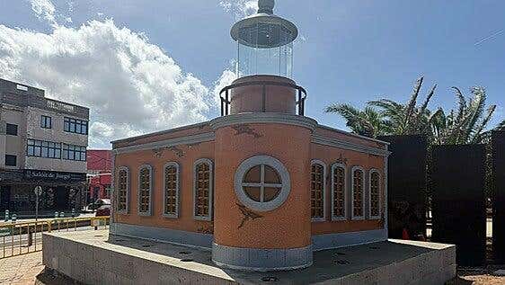 Gáldar instala una reproducción del Faro de Sardina en la entrada del barrio