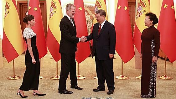 De un móvil del presidente de China a una máscara de Tutankamón, los regalos a la Familia Real en 2025