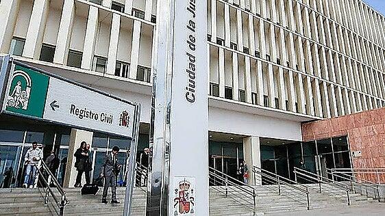 El doble infierno de una menor en Málaga: abusada por el padre y maltratada por la madre