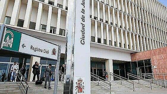 El doble infierno de una menor en Málaga: abusada por el padre y maltratada por la madre