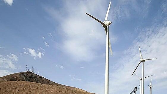 Molinos eólicos del tamaño de la torre Eiffel a 1,7 kilómetros de Lanzarote: un estudio cuestiona el modelo