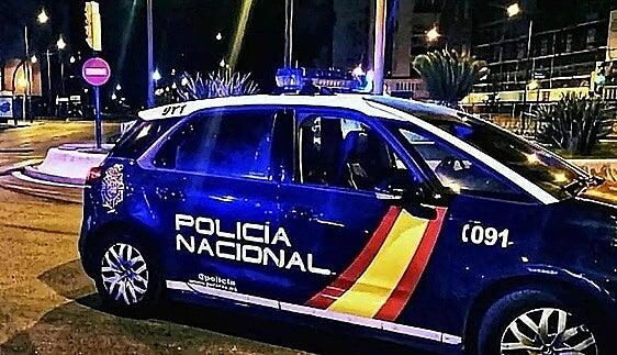 Rajan la cara a un hombre mientras esperaba en un banco para entrar a trabajar en Málaga