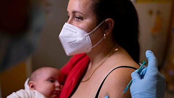 La no vacunación de las madres dispara el covid en bebés durante el último brote