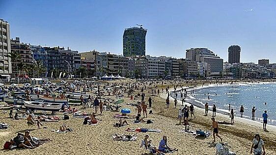Una mujer, en estado crítico tras sufrir una parada cardiorrespiratoria en Las Canteras