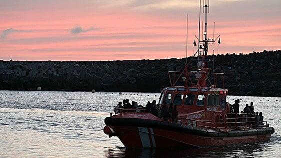 Salvamento Marítimo rescata a 81 personas migrantes a bordo de un cayuco en aguas próximas a Lanzarote