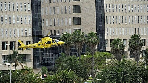 Un helicóptero del SUC traslada a un motorista herido grave tras un accidente en Guayadeque