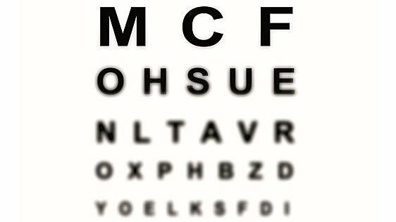 ¿Te ves los brazos más cortos? Guía para saber si tus ojos necesitan una revisión